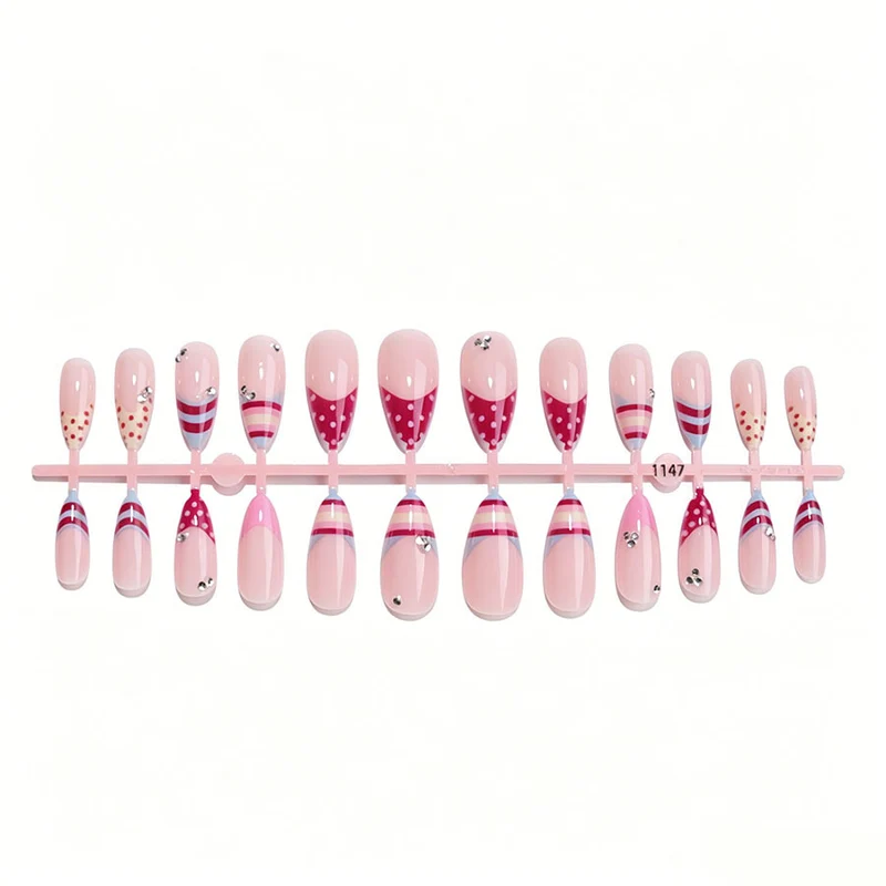 Kunstnagelset mit eleganten 3D-Details und kunstvollem Design Brehn