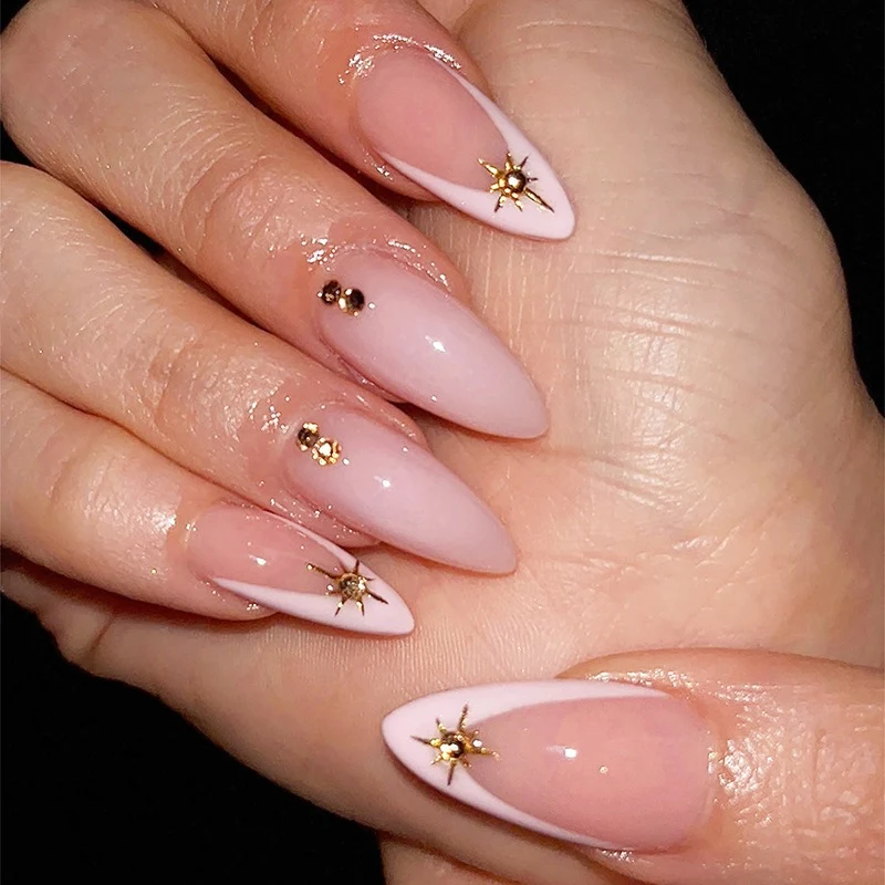 Kunstnagelset mit eleganten 3D-Blütenakzenten Brehn
