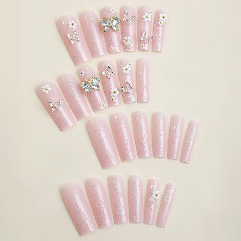 Kunstnagelset mit eleganten 3D-Blüten und Glitzerdetails Brehn