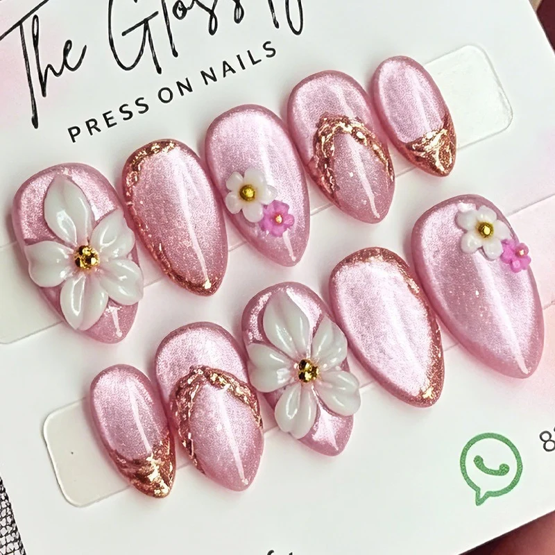 Kunstnagelset mit eleganten 3D-Blüten und glamourösen Akzenten Brehn