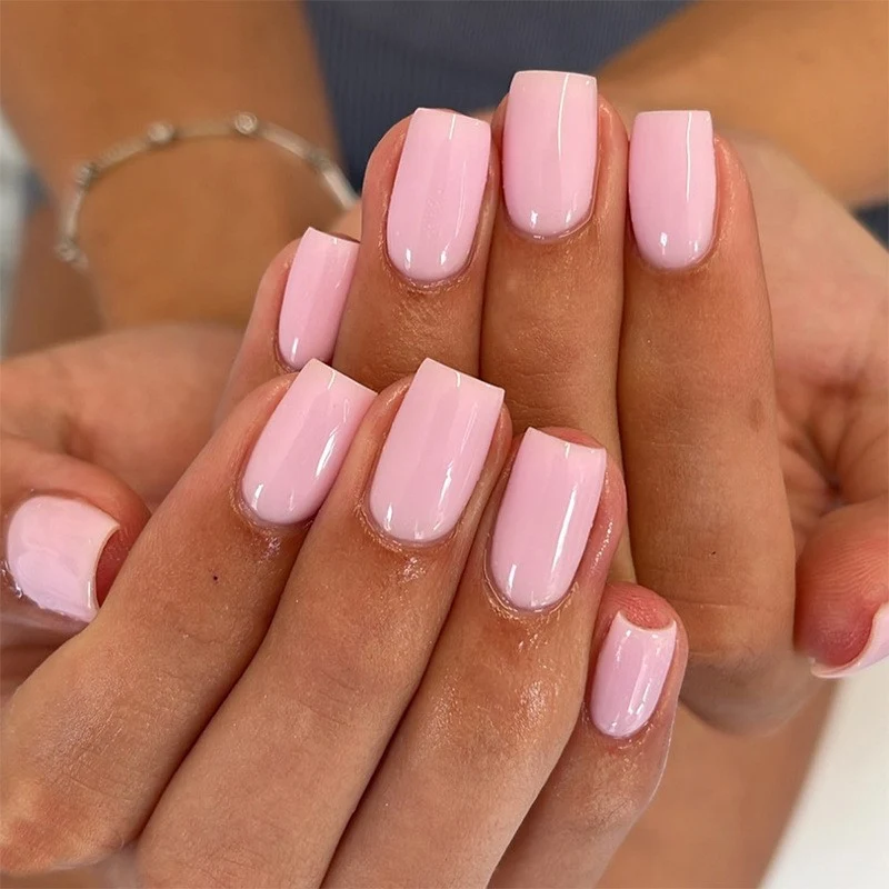 Kunstnagelset mit elegantem und natürlichem Finish Brehn