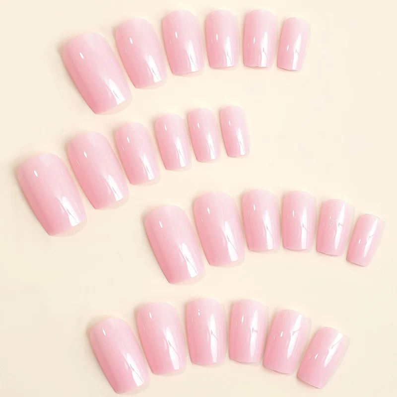 Kunstnagelset mit elegantem und natürlichem Finish Brehn