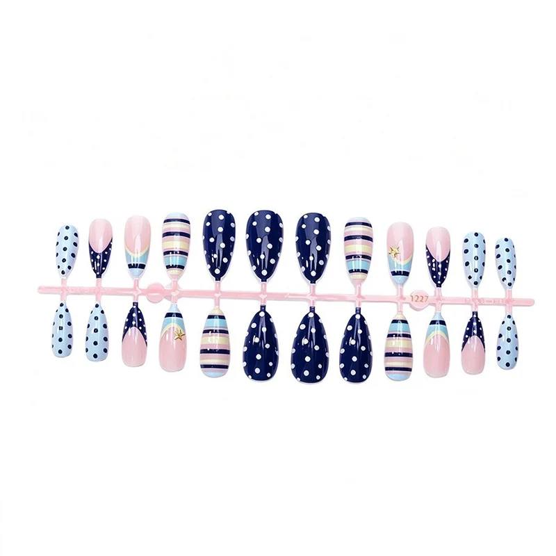 Kunstnagelset mit elegantem Streifen- und Punkte-Design Brehn