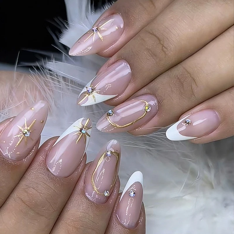 Kunstnagelset mit elegantem Spitzen-Design und glamourösen Akzenten Brehn