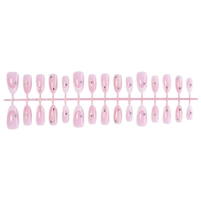 Kunstnagelset mit elegantem Spitzen-Design und glamourösen Akzenten Brehn