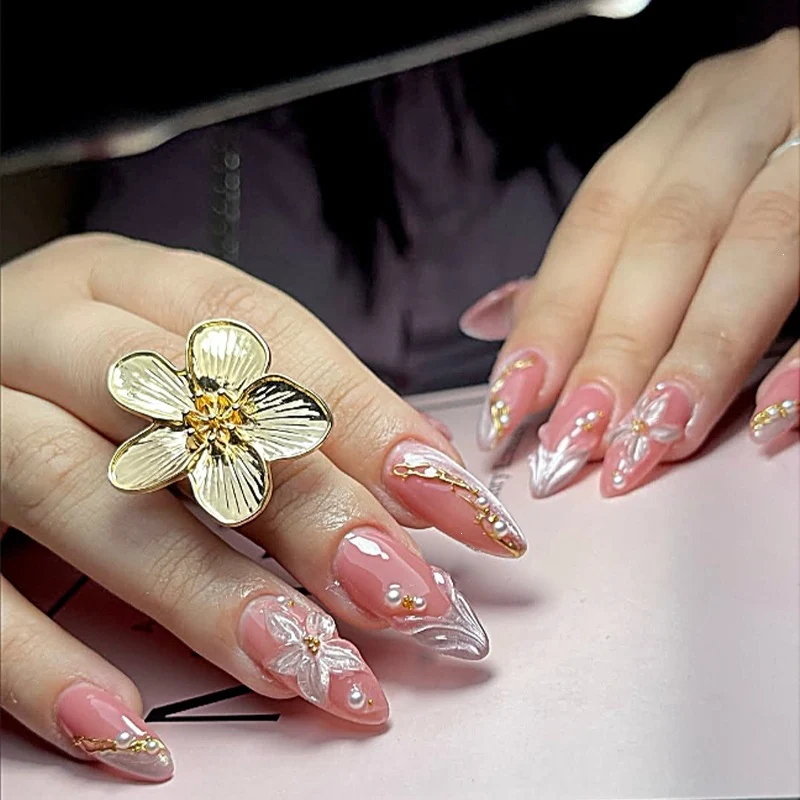 Kunstnagelset mit elegantem Silberspitzen-Design und floralen Akzenten Brehn