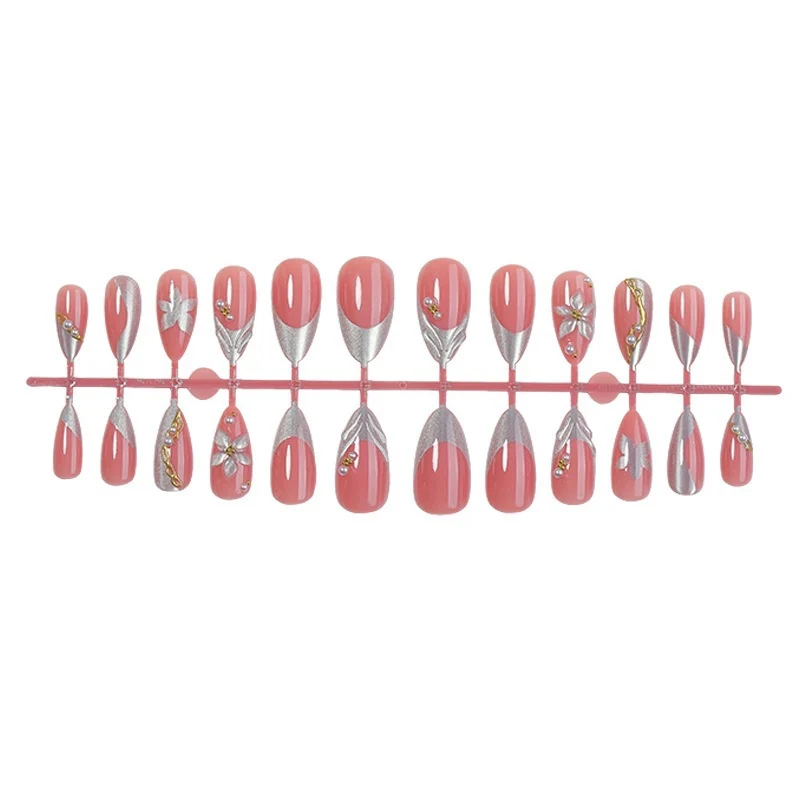 Kunstnagelset mit elegantem Silberspitzen-Design und floralen Akzenten Brehn
