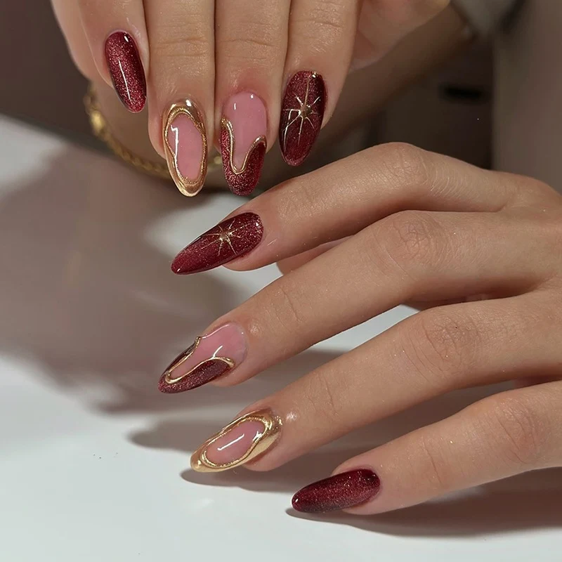 Kunstnagel-Set mit hochwertigen Designs und goldenen Akzenten Brehn