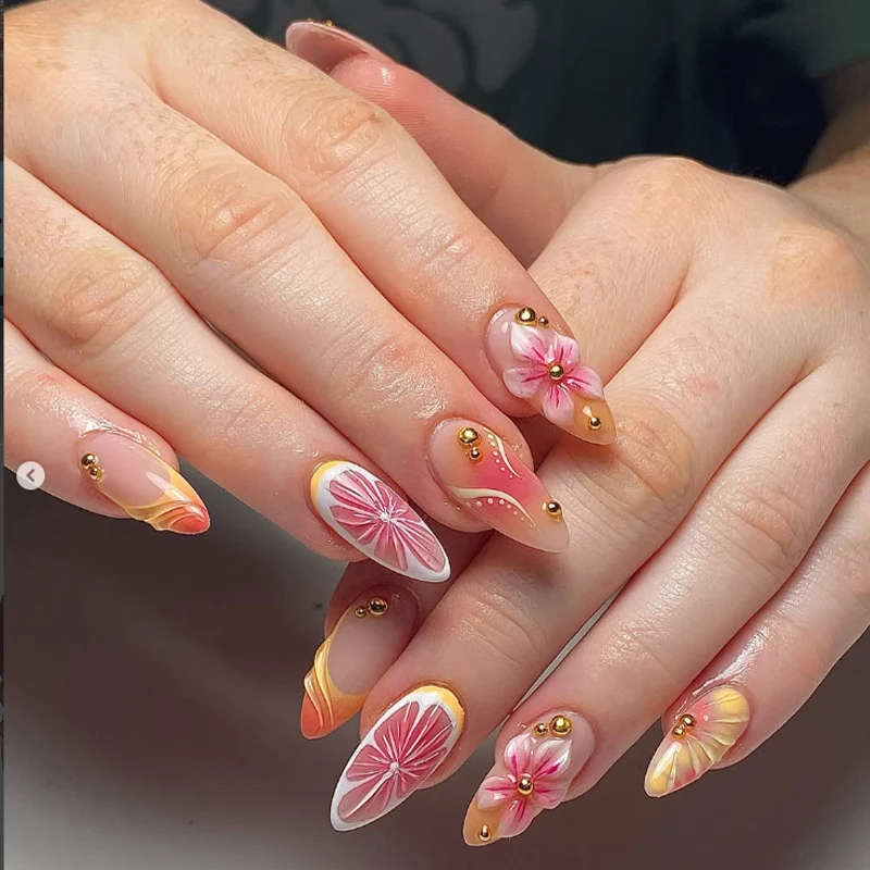 Kunstnagel Set mit floralen und glänzenden Akzenten Brehn