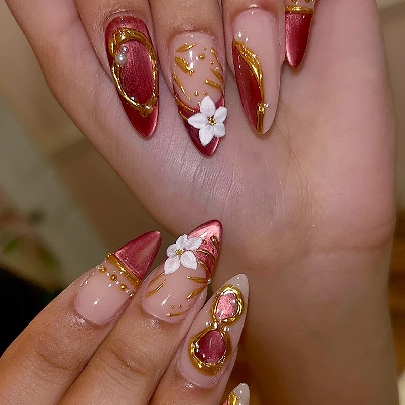 Kunstnagel-Set mit floralen Mustern und Glamourösen Akzenten Brehn