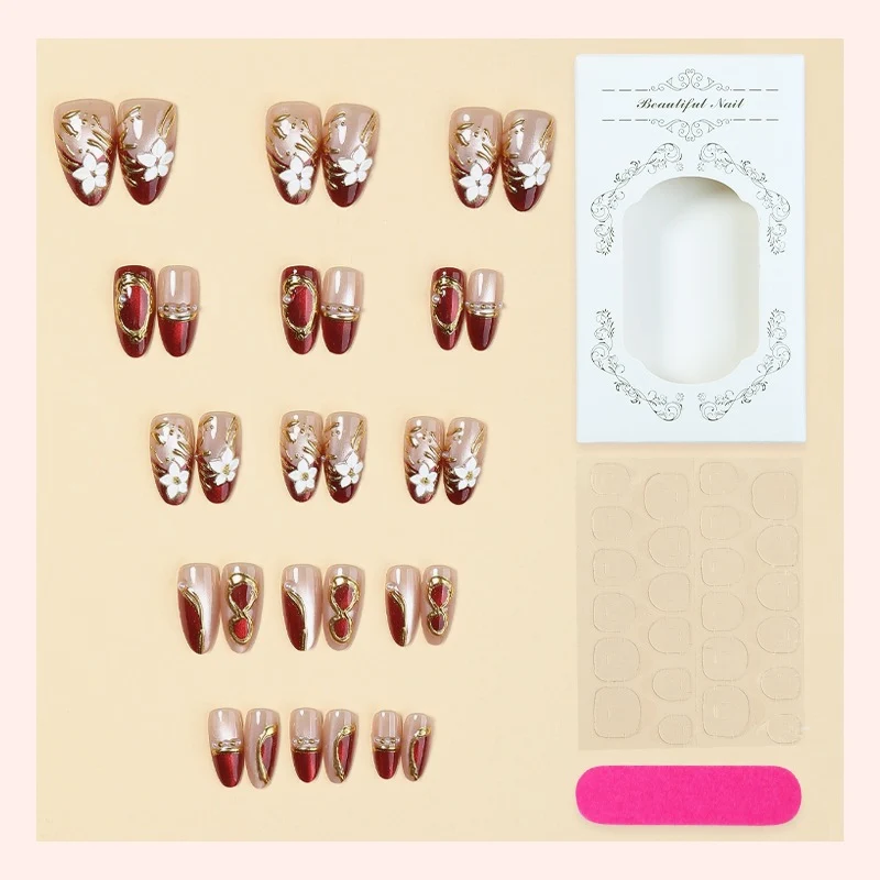 Kunstnagel-Set mit floralen Mustern und Glamourösen Akzenten Brehn