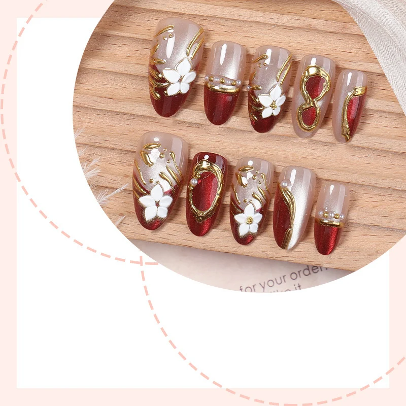 Kunstnagel-Set mit floralen Mustern und Glamourösen Akzenten Brehn