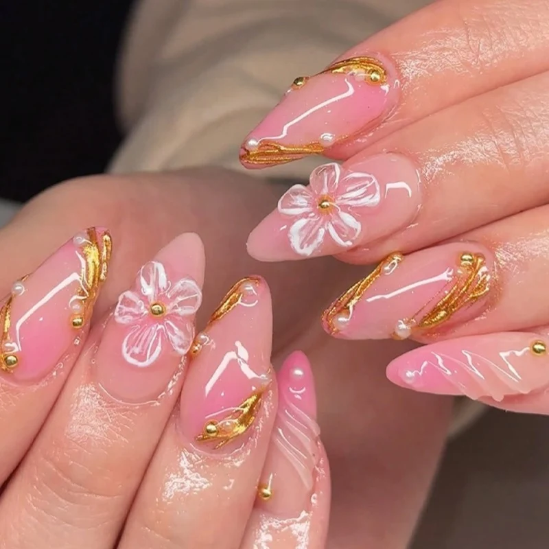 Kunstnagel-Set mit floralen Mustern und glamourösen Akzenten Brehn