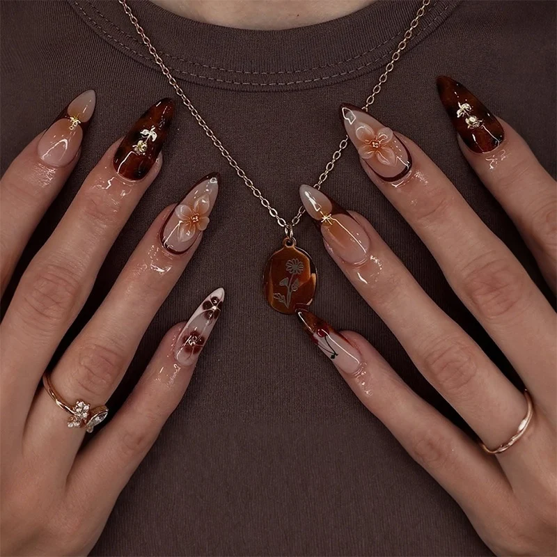 Kunstnagel-Set mit floralen Motiven und Glitzerdetails Brehn