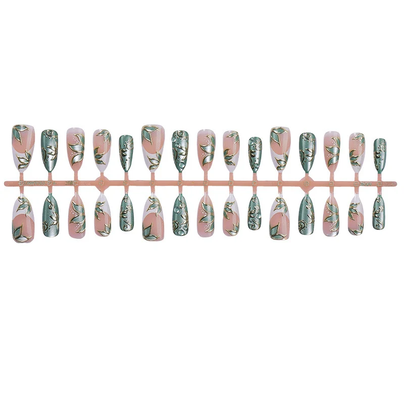 Kunstnagel Set mit floralen Designs und 3D-Akzenten Brehn