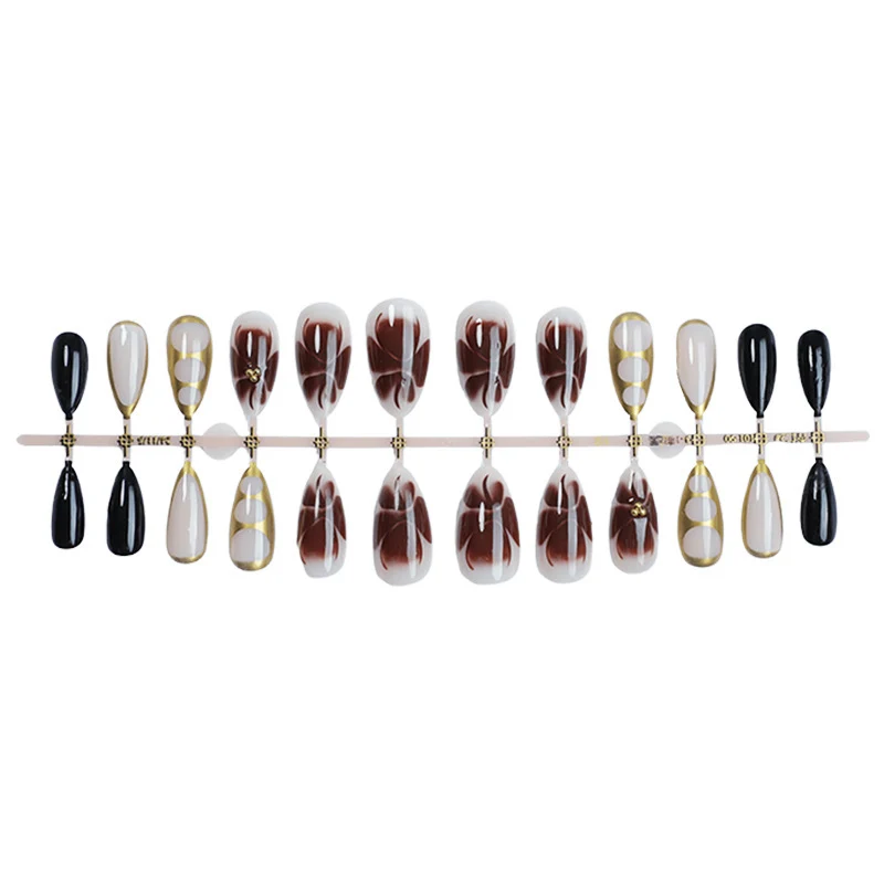 Kunstnagel-Set mit eleganten Mustern und Glitzerakzenten Brehn