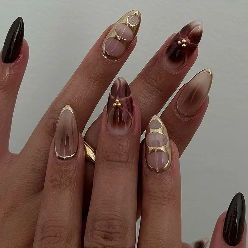 Kunstnagel-Set mit eleganten Mustern und Glitzerakzenten Brehn
