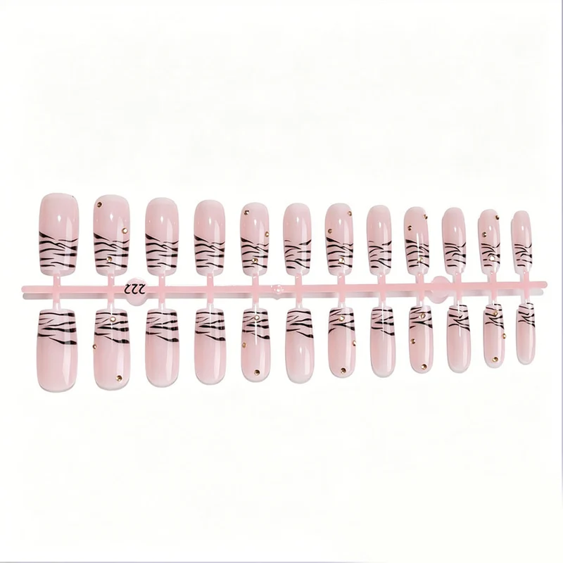 Kunstnagel-Set mit eleganten Linien und Glitzerakzenten Brehn
