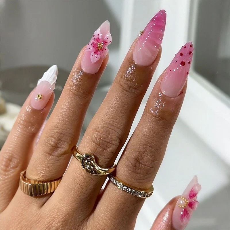 Kunstnägel mit floralen Verzierungen Brehn
