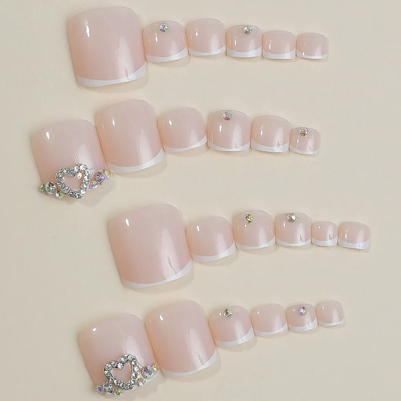 Kunstnagelset mit Glitzer- und Schmuckdetails Brehn