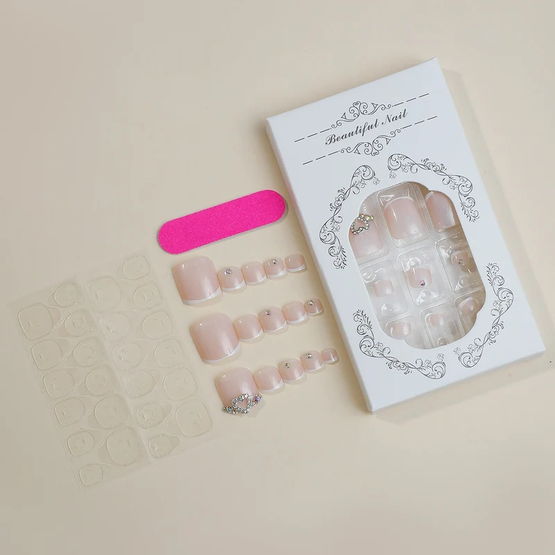 Kunstnagelset mit Glitzer- und Schmuckdetails Brehn