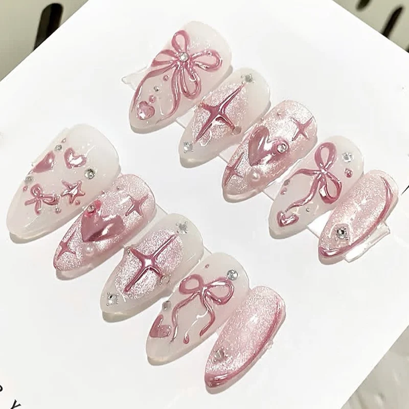 Kunstnagelset mit Glitzer- und Blumenakzenten Brehn