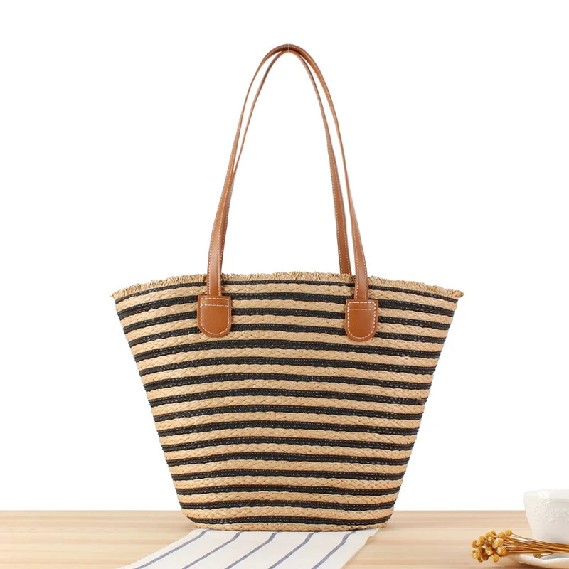 Geflochtene Strandtasche mit modernen Streifen und robusten Griffen Skanto
