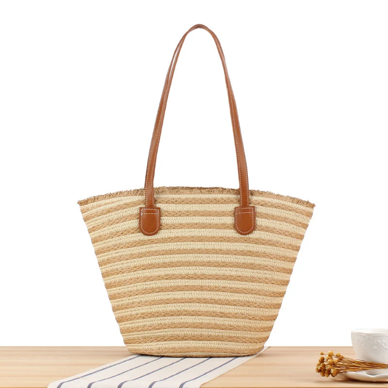 Geflochtene Strandtasche mit modernen Streifen und robusten Griffen Skanto