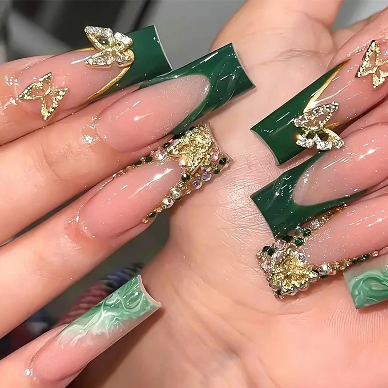 Kunstnägel im eleganten Design mit Glitzer- und Blütenakzenten Brehn