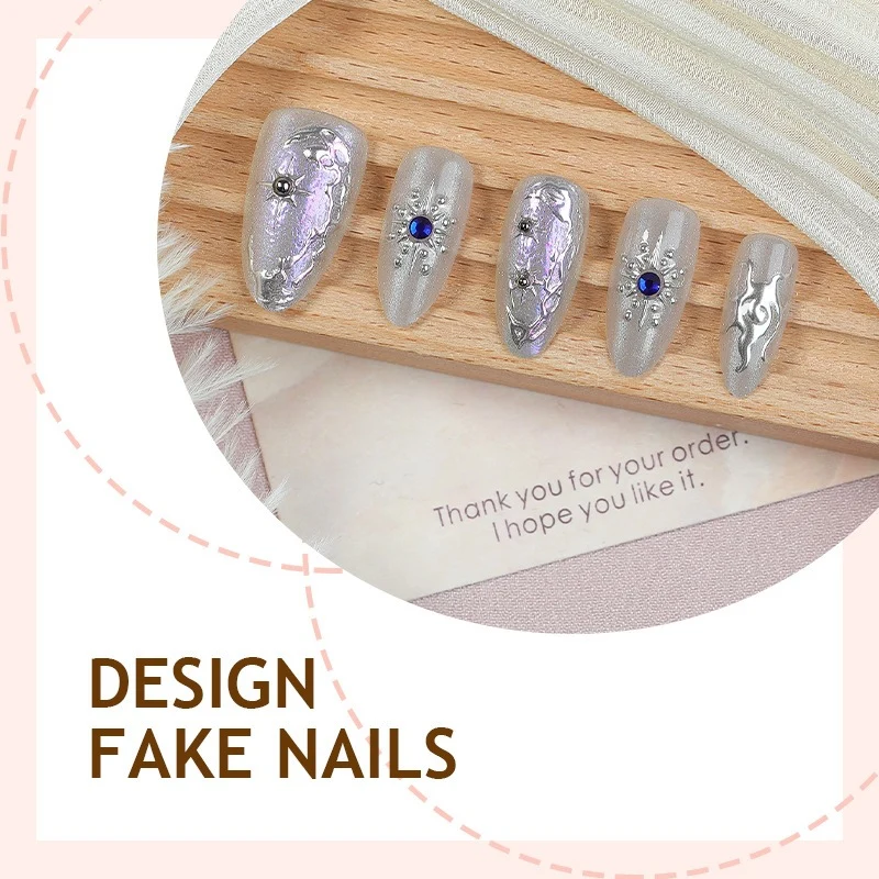Kunstnagelset mit glänzendem Metallic-Effekt und eleganten Verzierungen Brehn