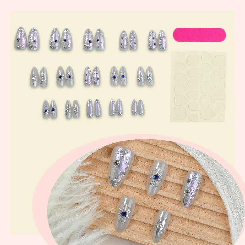 Kunstnagelset mit glänzendem Metallic-Effekt und eleganten Verzierungen Brehn