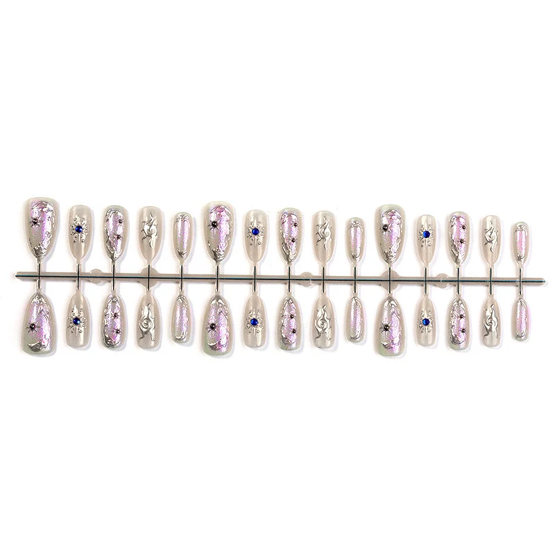 Kunstnagelset mit glänzendem Metallic-Effekt und eleganten Verzierungen Brehn
