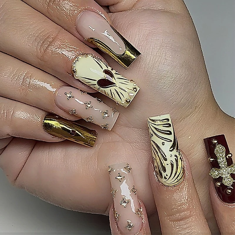 Kunstnagelset mit glamourösen Verzierungen Brehn