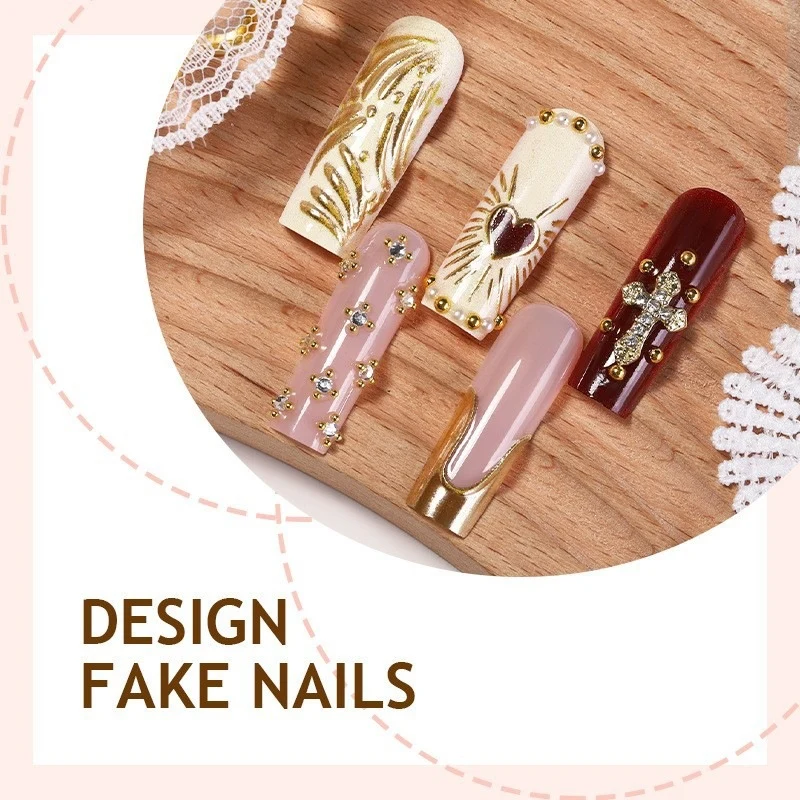 Kunstnagelset mit glamourösen Verzierungen Brehn