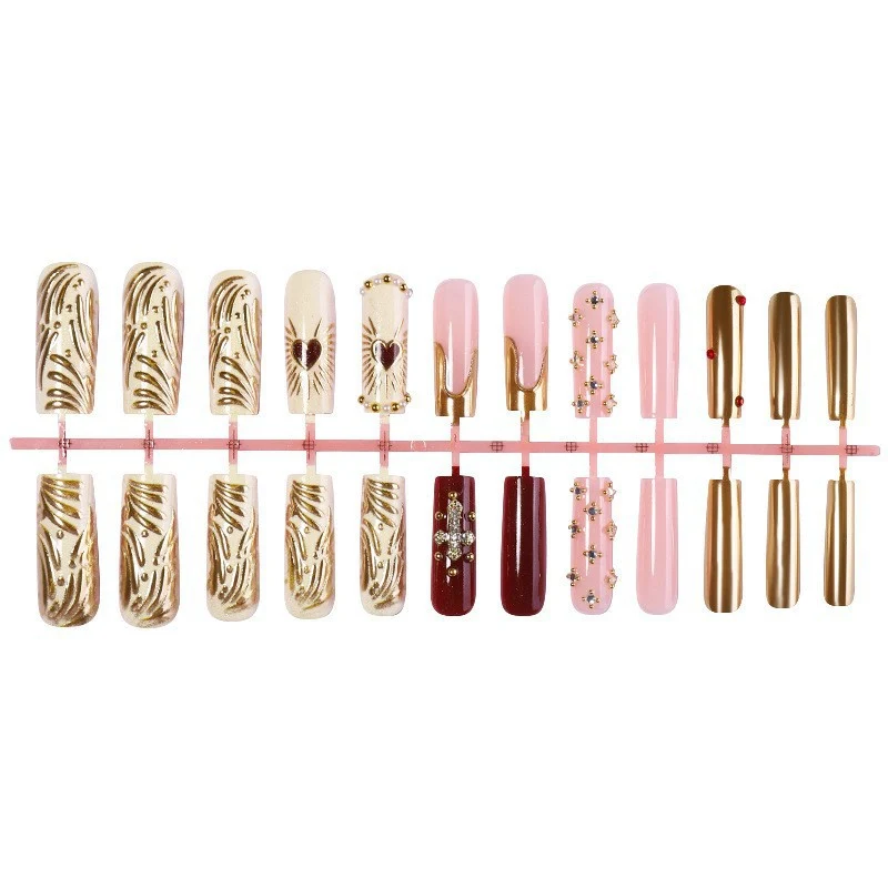 Kunstnagelset mit glamourösen Verzierungen Brehn
