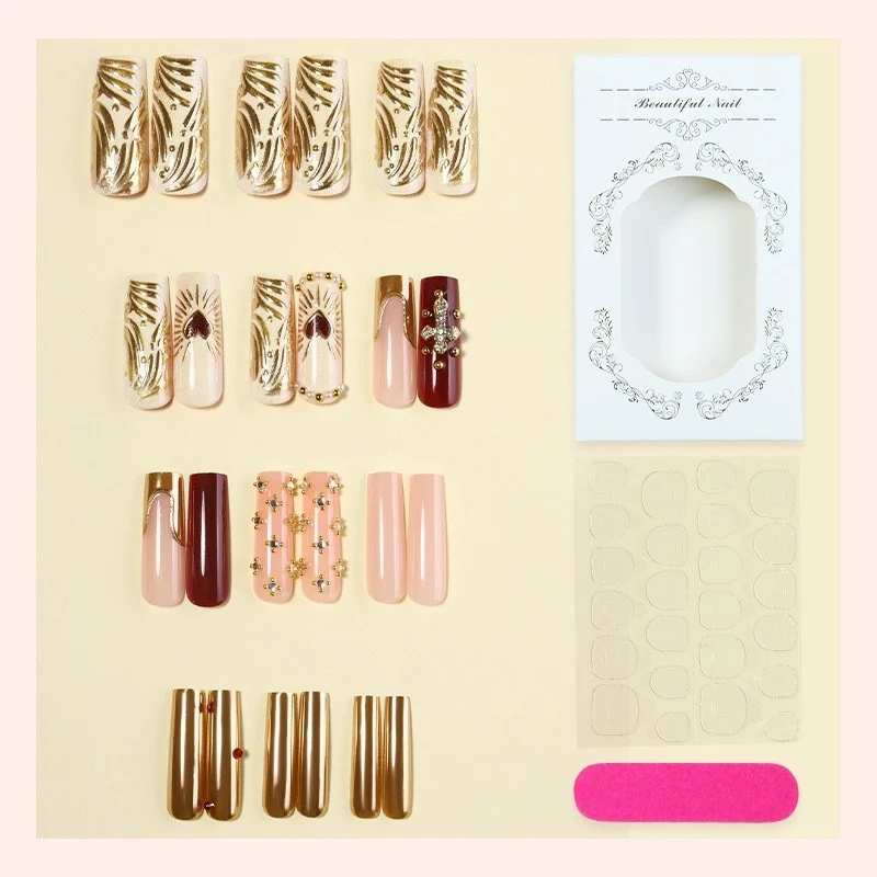 Kunstnagelset mit glamourösen Verzierungen Brehn