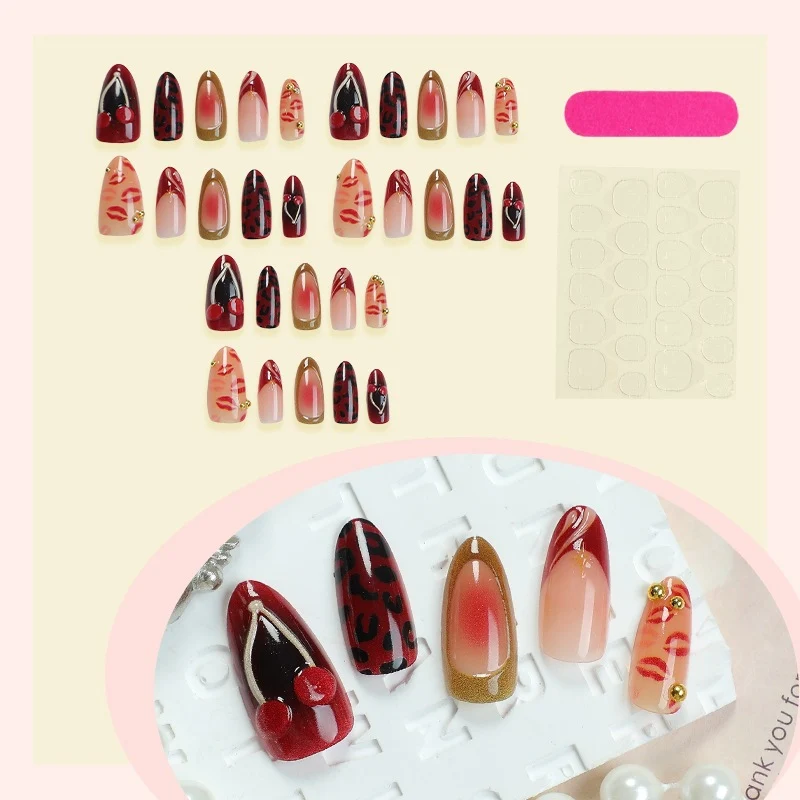 Kunstnagelset mit glamourösen Tierdruck und eleganten Akzenten Brehn