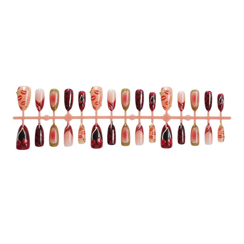 Kunstnagelset mit glamourösen Tierdruck und eleganten Akzenten Brehn