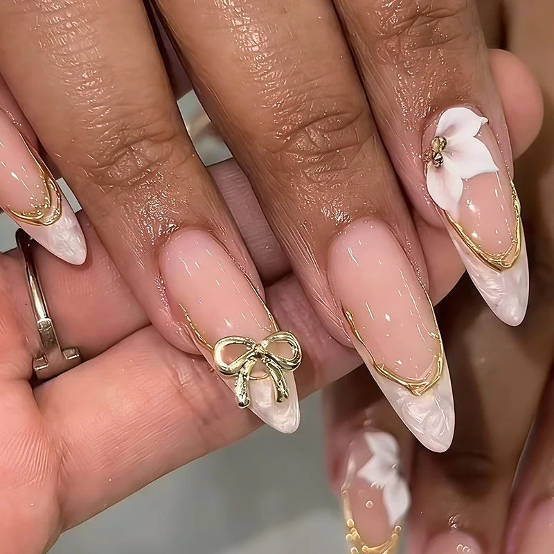Kunstnagelset mit glamourösen Spitzen und stilvollen Akzenten Brehn