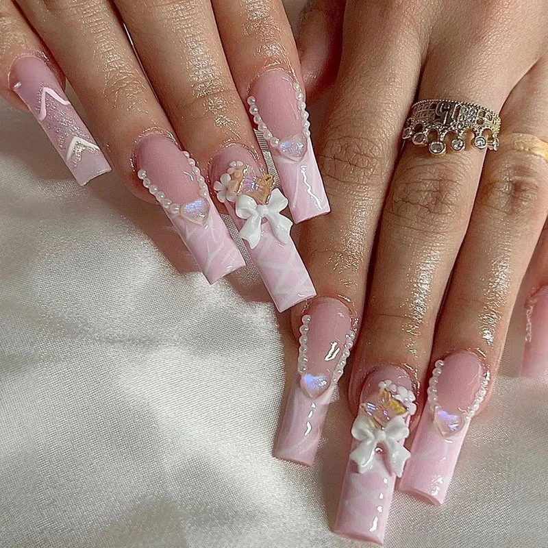Kunstnagelset mit Glamourösen Perlen- und Glitzerelementen Brehn