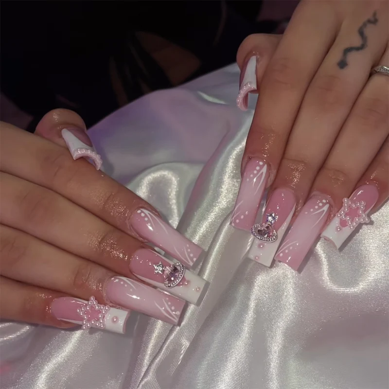 Kunstnagelset mit Glamourösen Perlen- und Glitzerelementen Brehn