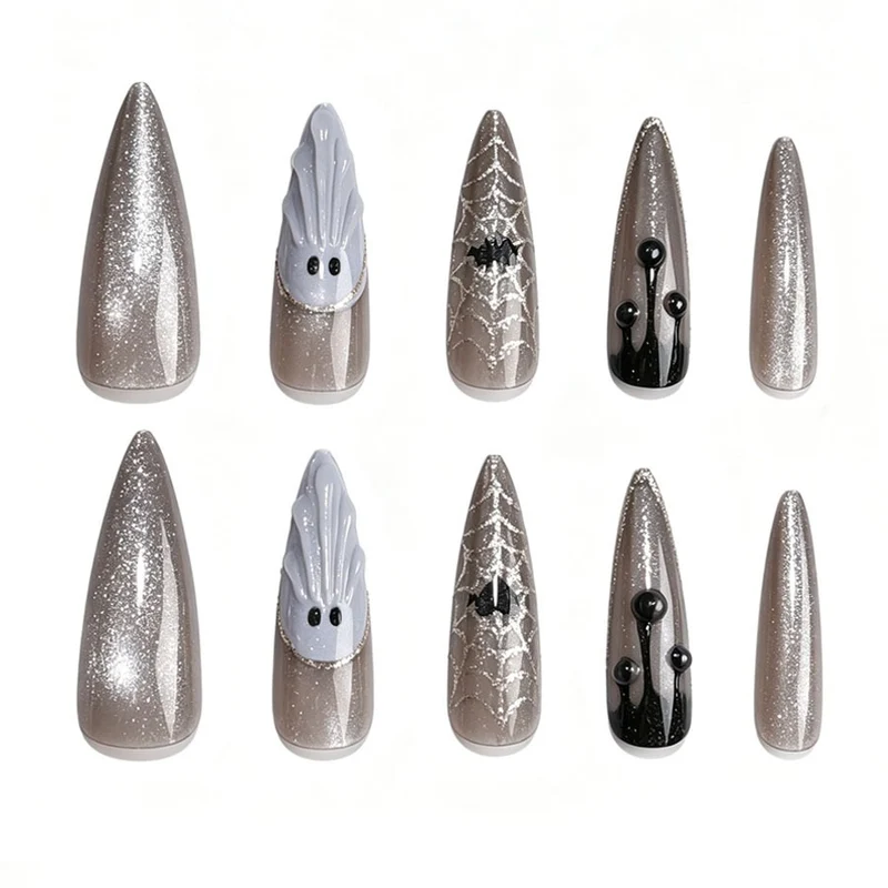 Kunstnagelset mit glamourösen Metallic-Elementen und filigranen Details Brehn