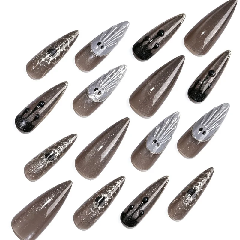 Kunstnagelset mit glamourösen Metallic-Elementen und filigranen Details Brehn