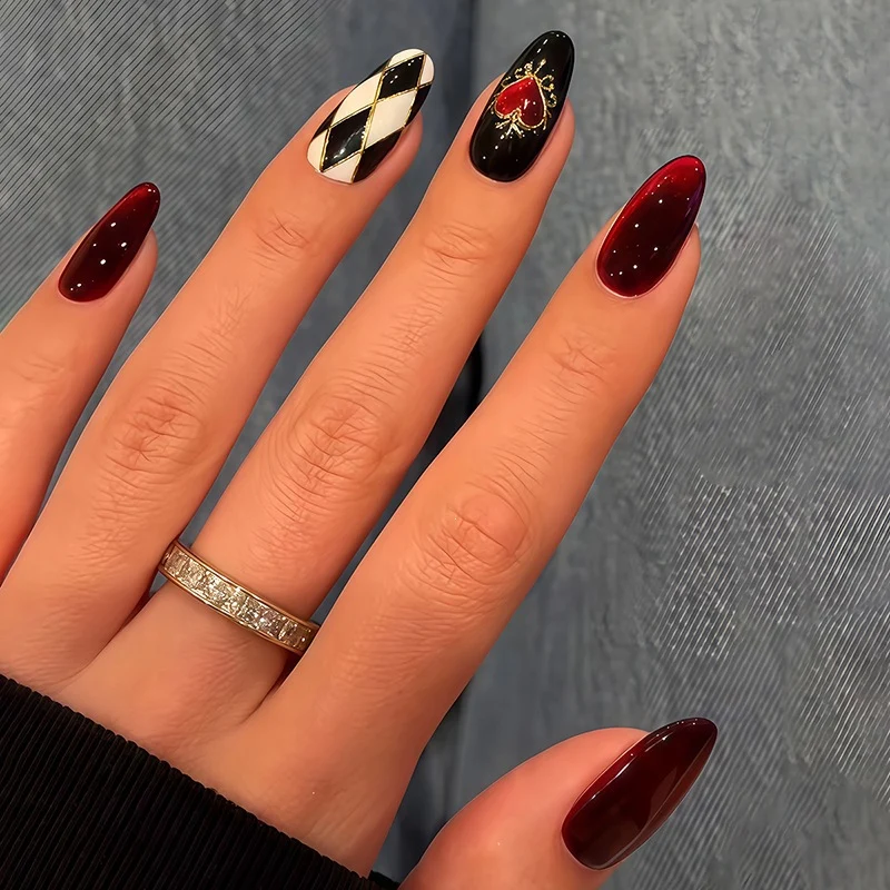 Kunstnagelset mit glamourösen Designs und eleganten Motiven Brehn