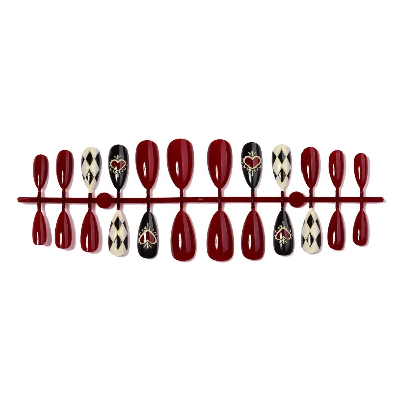 Kunstnagelset mit glamourösen Designs und eleganten Motiven Brehn