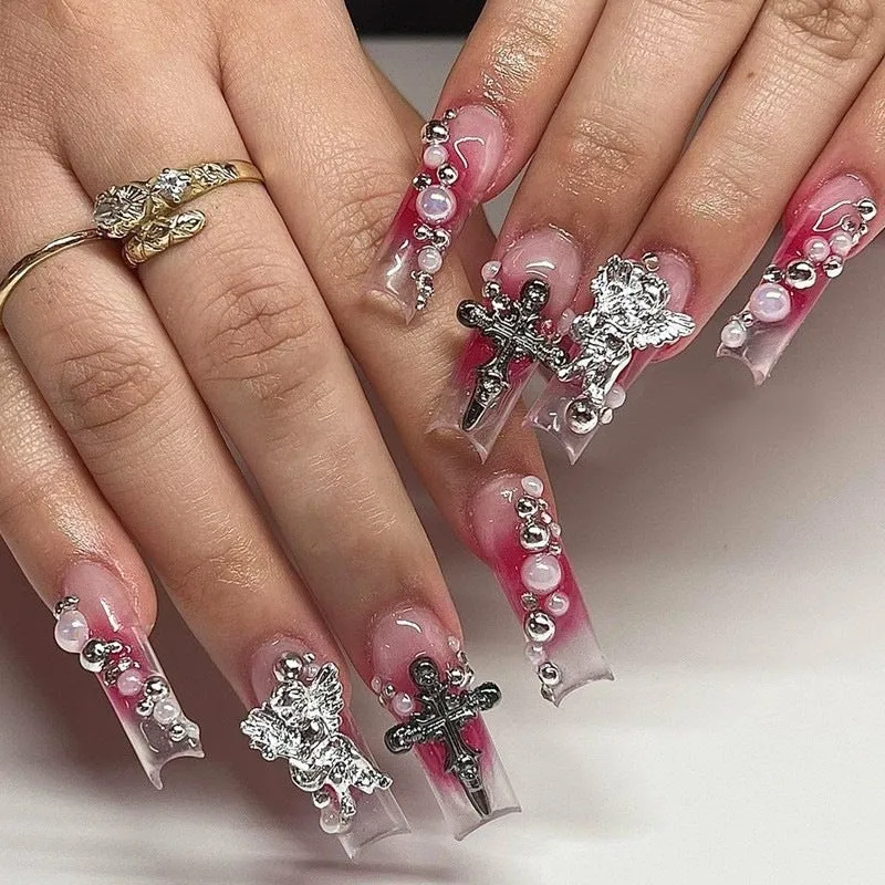 Künstliches Nail Art Set mit verspieltem Blumendesign und glitzernden Akzenten Brehn