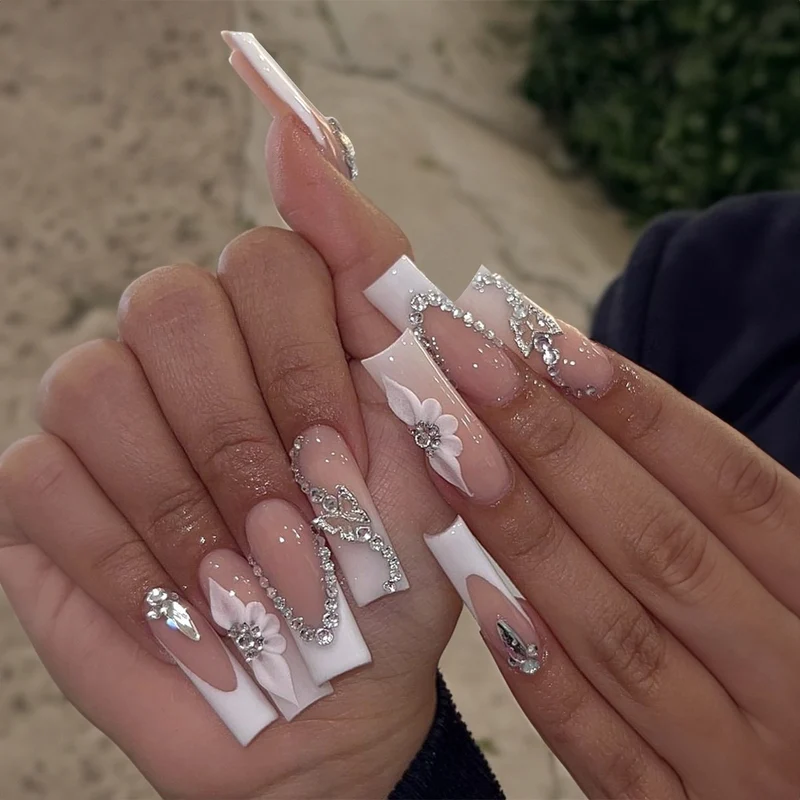 Künstliches Nail Art Set mit verspieltem Blumendesign und glitzernden Akzenten Brehn