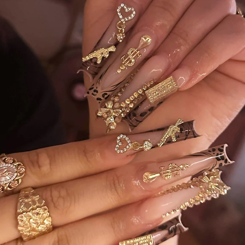 Künstliches Nail Art Set mit verspieltem Blumendesign und glitzernden Akzenten Brehn