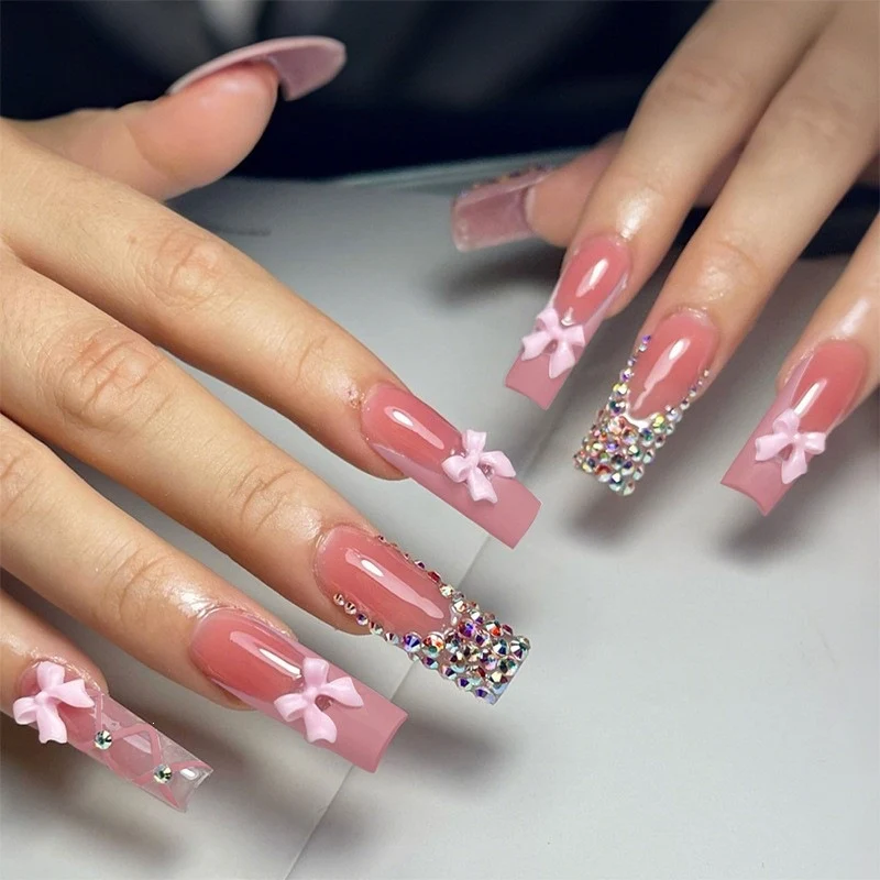 Künstliches Nail Art Set mit verspieltem Blumendesign und glitzernden Akzenten Brehn