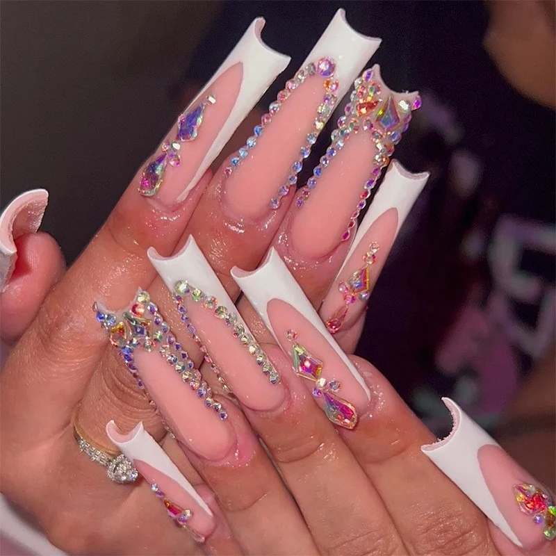 Künstliches Nail Art Set mit verspieltem Blumendesign und glitzernden Akzenten Brehn